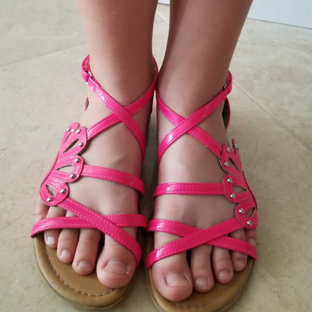 EUC A E GIRLS PATENT SANDALS HOT PINK US 4
